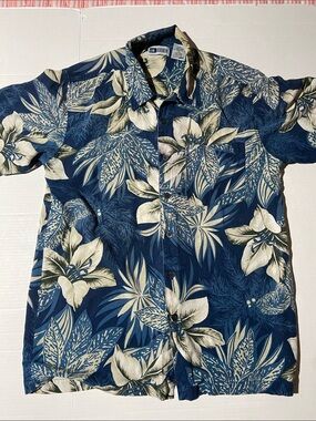 Untied Vintage 100% Silk Hawaiian Shirt
With Mother of Pearl Buttons